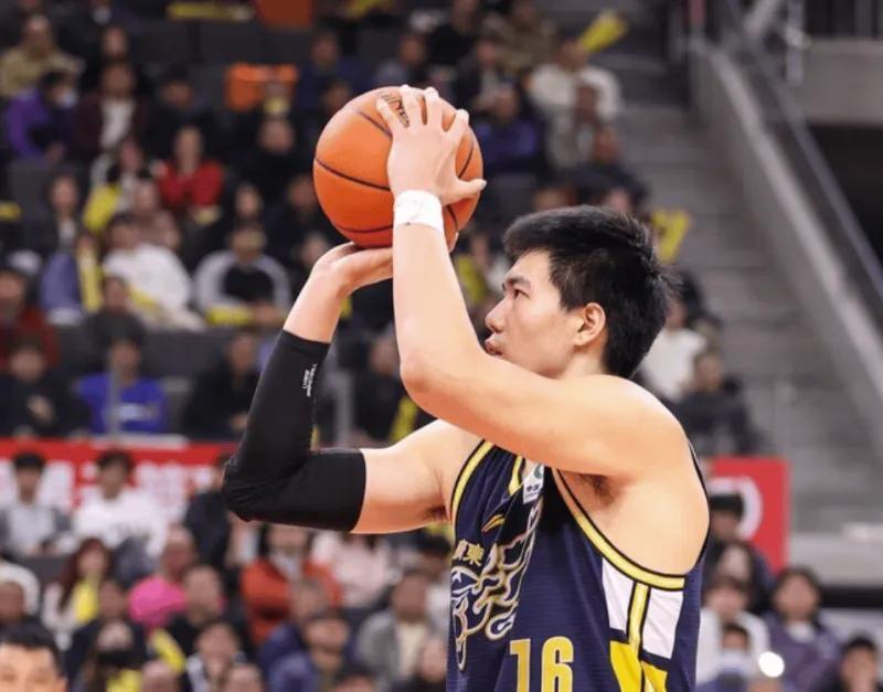 乐鱼体育-广东87-71同曦2喜2忧！胡明轩+焦泊乔复苏，杜润旺防守仍差！